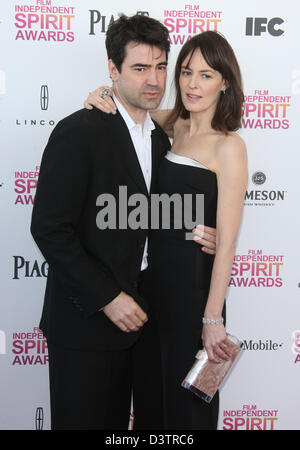 RON LIVINGSTON & ROSEMARIE DEWITT 2013 FILM INDEPENDENT SPIRIT AWARDS Strand SANTA MONICA Kalifornien USA 23 Februar 2013 Stockfoto