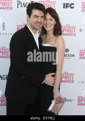 RON LIVINGSTON & ROSEMARIE DEWITT 2013 FILM INDEPENDENT SPIRIT AWARDS Strand SANTA MONICA Kalifornien USA 23 Februar 2013 Stockfoto