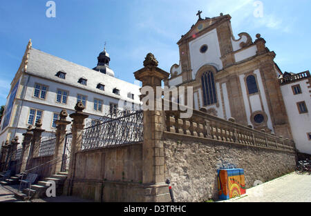 (Dpa-Datei) - das Bild zeigt das Gymnasium Theodorianum (L) und die Marktkirche in Paderborn, Deutschland, 15. Juli 2006. 1614 wurde hier die erste Universität von North Rhine-Westphalia gegründet. Foto: Horst Ossinger Stockfoto
