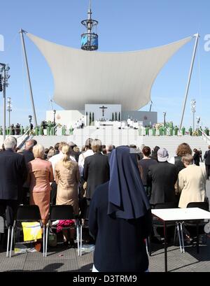 (Dpa-Datei) - Gläubigen besuchen eine Messe gefeiert durch den Papst in München, Deutschland, 10. September 2006. Papst Benedict XVI bezahlt einen Besuch in seinem Heimatstaat Bayern. Foto: Bernd Weißbrod Stockfoto