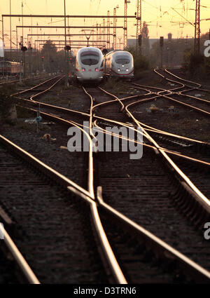 Zwei ICE (Intercity-Express)-Züge der deutschen Träger Eisenbahngesellschaft "Deutsche Bahn" auf ihren Spuren reflektieren das Licht am frühen Abend am Hauptbahnhof in Frankfurt Main, Deutschland, Montag, 30. Oktober 2006 stehen. Foto: Wolfram Steinberg Stockfoto