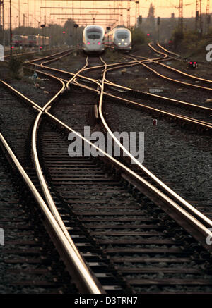 Zwei ICE (Intercity-Express)-Züge der deutschen Träger Eisenbahngesellschaft "Deutsche Bahn" auf ihren Spuren reflektieren das Licht am frühen Abend am Hauptbahnhof in Frankfurt Main, Deutschland, Montag, 30. Oktober 2006 stehen. Foto: Wolfram Steinberg Stockfoto