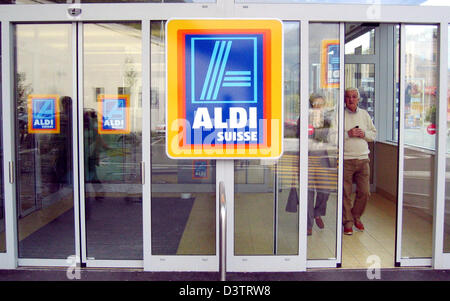 Kunden lassen einen Supermarkt Discounter ALDI Suisse in Visp, Kanton Wallis, Schweiz, Mittwoch, 18. Oktober 2006. Foto: Kay Nietfeld Stockfoto