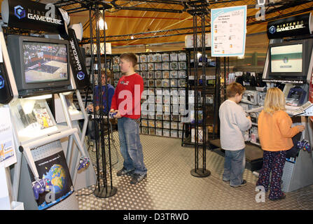 Kinder im Bild spielen an einem Paddel in ein Spielzeug Geschäft von Roedental, Deutschland, 3. November 2006. Erwachsene sollten Weihnachts-shopping für die geliebten Kinder rechtzeitig beginnen. Foto: Marcus Führer Stockfoto