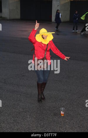 Rom, Italien. 23. Februar 2013.  Rugby-Fans vor dem Olympiastadion Rom für die sechs Nationen Spiel Italien gegen Wales. Bildnachweis: Gari Wyn Williams / Alamy Live News Stockfoto