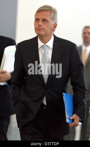 (Dpa-Datei) - Telekom-CEO Kai-Uwe Ricke ist vor der Bilanz-Pressekonferenz in Bonn, Deutschland, 10. August 2006 abgebildet. Nach Berichten von Boulevardzeitung "Bild" und der Tageszeitung "Sueddeutsche Zeitung" der CEO der deutschen Telekommunikation Gesichter Riesen Telekom, Ricke, einen Ersatz. Als seinen Nachfolger benennen die Berichte den Chef der Telekom Sub-Unternehmen T-Mobile, Oberm Stockfoto