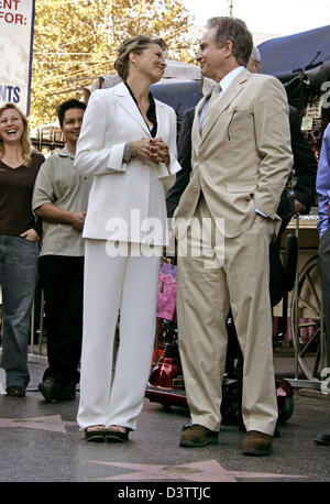 Schauspielerin Annette Bening abgebildet ist, mit ihrem Ehemann Warren Beatty, nachdem sie mit einem Stern auf dem Walk of Fame in Hollywood, USA, 10. November 2006 geehrt wurde. Es ist die 2.324 th Stern auf dem Hollywood Walk of Fame. Foto: Hubert Boesl Stockfoto