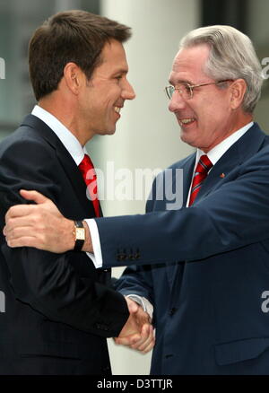 Der Vorsitzende des Aufsichtsrats der "Deutsche Telekom" Klaus Zumwinkel (R) schüttelt Hände mit neuen CEO René Obermann in der Konzernzentrale in Bonn, Deutschland, Montag, 13. November 2006. Obermann, Vorstandsvorsitzender der Telekom Mobile phone Tochter T-Mobile, wurde neuen CEO am Montag nach Ricke seinen Rückzug am Sonntag kündigte verkündete Foto: Federico Gambarini Stockfoto