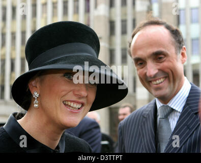 Prinzessin Astrid und Prinz Lorenz, Erzherzog von Österreich, von Belgien Lächeln vor einem Gottesdienst in der St. Goedele Cathedral in Brüssel, Belgien, Mittwoch, 15. November 2006. Gemeinsam mit anderen Mitgliedern der königlichen Familie besuchen sie einen Gottesdienst anlässlich des 175jährigen Jubiläums der belgischen Monarchie. Foto: Albert Nieboer (Achtung: Niederlande heraus!) Stockfoto