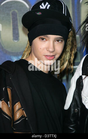 Tom Kaulitz von der deutschen Band "Tokio Hotel" stellt bei den World Music Awards im Earls Court in London, Vereinigtes Königreich, Mittwoch, 15. November 2006. Die World Music Awards ist eine internationale Auszeichnungen zeigen die Künstler aufgrund ihrer Popularität und weltweiten Verkaufszahlen ehrt. Foto: Hubert Boesl Stockfoto