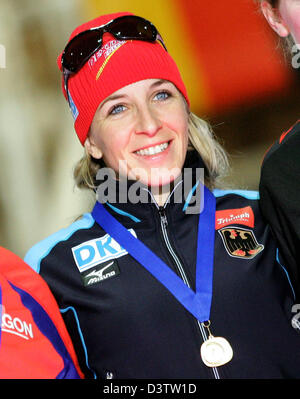Deutsche Eisschnellläuferin Anni Friesinger lächelt mit ihrer Goldmedaille für die 1.500 Meter von der Eisschnelllauf-WM in Berlin, Deutschland, Freitag, 17. November 2006 zu gewinnen. Foto: Gero Breloer Stockfoto