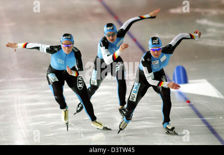 Deutsche Eisschnellläufer Claudia Pechstein, Lucille Opitz und Daniela Anschütz-Thoms (R-L) fotografiert während der Frauen Teamrennen der Eisschnelllauf-WM in Berlin, Deutschland, 19. November 2006. Das deutsche Team kam auf den dritten. Foto: Gero Breloer Stockfoto