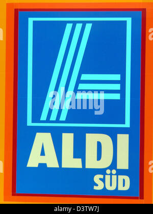 Das Bild zeigt das Logo der Supermarkt-Discounter ALDI Sued in Köln, 2006. Foto: Hermann Josef Woestmann Stockfoto