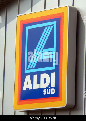 Das Bild zeigt das Logo der Supermarkt-Discounter ALDI Sued in Köln, 2006. Foto: Hermann Josef Woestmann Stockfoto