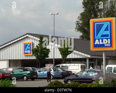 Das Bild zeigt einen Parkplatz vor einer Filiale des Supermarkt-Discounter ALDI Sued in Köln, 2006. Foto: Hermann Josef Woestmann Stockfoto