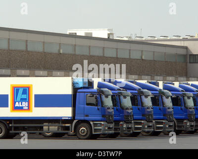 Das Bild zeigt LKW angeordnet in der Reihenfolge in der Mitte der Verteilung der Supermarkt-Discounter ALDI Sued in Köln, 2006. Foto: Hermann Josef Woestmann Stockfoto