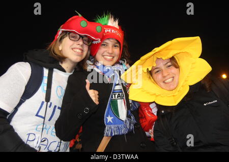 Rom, Italien. 23. Februar 2013.  Rugby-Fans vor dem Olympiastadion Rom für die sechs Nationen Spiel Italien gegen Wales. Bildnachweis: Gari Wyn Williams / Alamy Live News Stockfoto