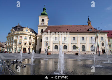 Das Foto zeigt einen Blick über Brunnen am "Grosser Platz" ("großer Platz") auf die City Hall (L), die evangelische Kirche (C, mit Turm) und die katholische Kirche in die renovierten alten Stadt Sibiu (Hermannstadt), Siebenbürgen, Rumänien, 22. Juni 2006. Es ist alias Hermannstadt Sibiu Europäische Kulturhauptstadt 2007. Foto: Robert B. Fishman Stockfoto