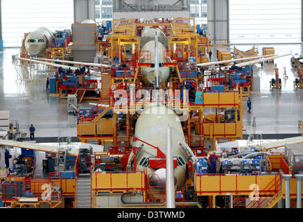 Die Airbus A320-Flugzeugfamilie sind an die neue Montagehalle 8 in Hamburg-Finkenwerder, Deutschland, Dienstag, 21. November 2006 zusammenfügen. Die A320-Familie umfasst die A318, A319 und A320. Foto: Kay Nietfeld Stockfoto