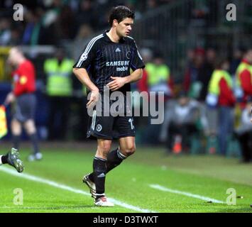 Michael Ballack von Chelsea verlässt enttäuscht die Tonhöhe nach den Champions League-Werder Bremen Gruppenspiel Vs FC Chelsea an der Weserstadium in Bremen, Deutschland, Mittwoch, 22. November 2006. Chelsea verlor das Spiel 0-1. Foto: Kay Nietfeld Stockfoto