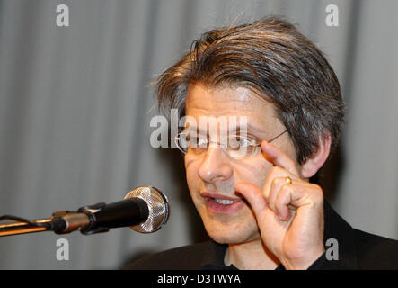 US-Historiker Daniel Goldhagen spricht bei der Diskussion "Europa und der politische Islam" in das Amerikahaus in München, Deutschland, Mittwoch, 22. November 2006. Goldhagen hat eine schwere Debatte in Deutschland 1996 mit seinem Buch "Hitlers bereit Henker" eingeleitet. Er schrieb, dass Antisemitismus in der deutschen Kultur verwurzelt Teil und eine unbestrittene Meinung war. Foto: Andreas Gebert Stockfoto