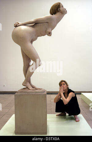 Ein Besucher schaut die bemalte Bronze-Skulptur "Biegen Girl" (1968-71) des britischen Künstlers Reg Butler im Gerhard Marcks-House in Bremen, Deutschland, Mittwoch, 22. November 2006. Die Kunstwerk sind Teil der Ausstellung "Reg Butler - anständige Sulpture", die vom 24. November 2006 bis 28. Februar 2007 in Bremen. Butler gehört die britischen Künstler, die neue Impulse für Sculp gab Stockfoto