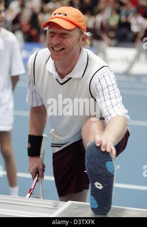 Deutsche Tennis-Legende erstreckt sich Boris Becker bei der Tennis-Show "Boris Becker & Freunde" in Koblenz, Deutschland, 24. November 2006. Foto: Thomas Frey Stockfoto