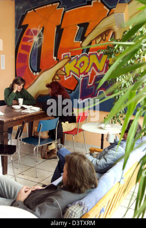 Das Foto zeigt die Lounge der Outreach-Klinik 'Off' für Drogenabhängige und sucht gefährdet Personen am östlichen Bahnhof "Ostbahnhof" in München, 23. November 2006. Die Stiftung umfasst mehr als 20 Einrichtungen und rund 200 Mitarbeiter, die medizinische Behandlung und Beratung bezüglich Gesundheit und Rechtsfragen. Warme Mahlzeiten und waschen Möglichkeiten werden angeboten. Stockfoto