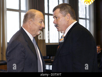 Juergen Ladberg, ehemaligen Mannesmann arbeitet Rat Vorsitzender spricht mit ehemaligen Metall Gewerkschaftsführer Klaus Zwickel (L) in einem Gerichtssaal in Düsseldorf, Deutschland, Mittwoch, 29. November 2006. Ladberg, Zwickel und vier andere wurden für angebliche Vertrauensbruch bei der Genehmigung von knapp 60 Millionen Euro ($ 79 Millionen) wiederholt werden Zahlungen an Führungskräfte von Mannesmann nach der Deutschen Telekom wa fest Stockfoto