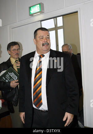 Juergen Ladberg, ehemaligen Mannesmann Betriebsrat Vorsitzender tritt einen Gerichtssaal in Düsseldorf, Mittwoch, 29. November 2006. Ladberg und fünf andere wurden für angebliche Vertrauensbruch bei der Genehmigung von knapp 60 Millionen Euro ($ 79 Millionen) der Zahlungen an Führungskräfte von Mannesmann nach die Deutschen Telekom-Firma von Vodafone im Jahre 2000 einer der gekauft wurde wiederholt als die größte corp Stockfoto