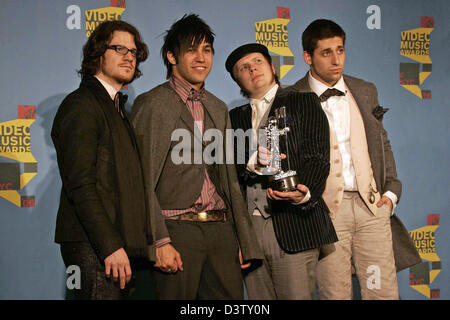 Mitglieder der US-Punkrock-Band "Fall Out Boy" - Andy Hurley (L-R), Peter Wentz, Patrick Stump und Joe Trohman - stellen bei den MTV Europe Music Awards mit ihrer Trophäe im Bella Center in Kopenhagen, Dänemark, Donnerstag, 2. November 2006. Foto: Hubert Boesl Stockfoto