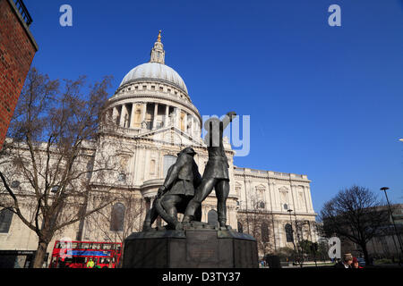 Statue von St Pauls Cathedral zum Gedenken an der Feuerwehrmann, der Brandbekämpfung von der City of London, England, London Blitz Super B Stockfoto