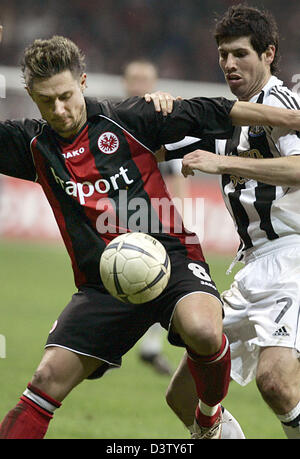 Frankfurts Albert Streit (L) wetteifert um den Ball mit Alberto Luque von Newcastle in der UEFA-Cup-Spiel Eintracht Frankfurt gegen Newcastle in Frankfurt Main, Deutschland, Donnerstag, 30. November 2006. Foto: Frank Rumpenhorst Stockfoto