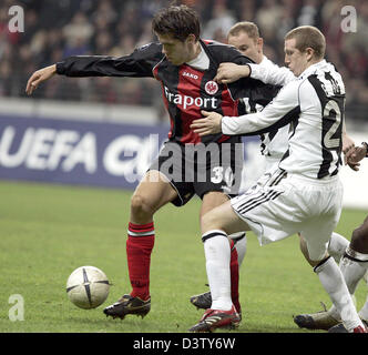 Frankfurts Benjamin Huggel (L) ist von Peter Ramage von Newcastle während der UEFA-Cup-Spiel Eintracht Frankfurt gegen Newcastle in Frankfurt Main, Deutschland, Donnerstag, 30. November 2006 zurückgezogen. Foto: Frank Rumpenhorst Stockfoto