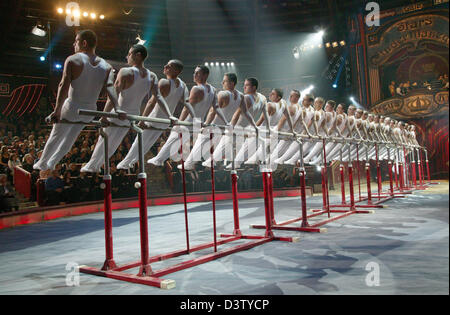 Französische Akrobatik Ensemble "Les Pompiers de Paris" (The Parisienne Feuerwehr "Proben seiner Tat mit bei der Generalprobe der deutschen TV-Show"Stars in der Arena"im Circus Krone in München, Deutschland, Freitag, 1. Dezember 2006. Prominente aus Film, Show-Business und Sport führen Sie für einen guten Zweck. Die Gala Weill im Fernsehen am 26 Dezember. Foto: Volker Dornberger Stockfoto