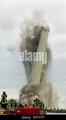 Feuerwehrleute beobachten die Detonation der Schornstein des Kraftwerks Westerholt in Gelsenkirchen, Deutschland, Sonntag, 3. Dezember 2006. Die 300 Meter hohe Schornstein wurde mit 80 Kilogramm Sprengstoff gesprengt. Viele Zuschauer sahen die Detonation. Foto: Bernd Thissen Stockfoto