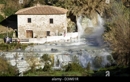 (Dpa-Datei) - das Bild zeigt die Kaskaden der Thermalquellen in der Therme Saturnia, Italien, 25. November 2006. Das sulfurized Wasser fließen in eine natürliche Sinter-Becken, die verwendet werden können unentgeltlich. Bei einem nahe gelegenen Health können Resort Besucher aus verschiedenen Behandlungen und Therapien. Foto: Lars Halbauer Stockfoto