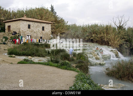 (Dpa-Datei) - das Bild zeigt die Kaskaden der Thermalquellen in der Therme Saturnia, Italien, 25. November 2006. Das sulfurized Wasser fließen in eine natürliche Sinter-Becken, die verwendet werden können unentgeltlich. Bei einem nahe gelegenen Health können Resort Besucher Cjosse aus verschiedenen Behandlungen und Therapien. Foto: Lars Halbauer Stockfoto