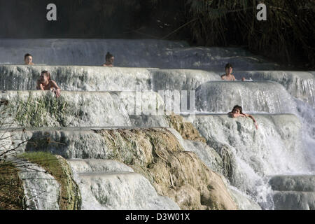 (Dpa-Datei) - das Bild zeigt die Kaskaden der Thermalquellen in der Therme Saturnia, Italien, 25. November 2006. Das sulfurized Wasser fließen in eine natürliche Sinter-Becken, die verwendet werden können unentgeltlich. Bei einem nahe gelegenen Health können Resort Besucher aus verschiedenen Behandlungen und Therapien. Foto: Lars Halbauer Stockfoto