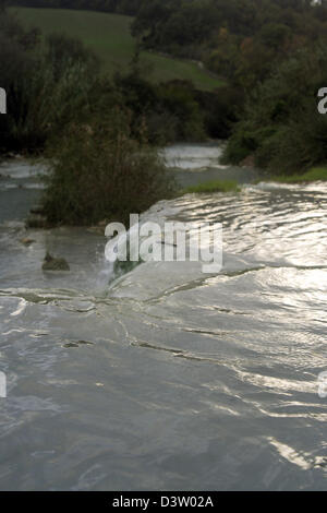 (Dpa-Datei) - das Bild zeigt die Kaskaden der Thermalquellen in der Therme Saturnia, Italien, 25. November 2006. Das sulfurized Wasser fließen in eine natürliche Sinter-Becken, die verwendet werden können unentgeltlich. Bei einem nahe gelegenen Health können Resort Besucher aus verschiedenen Behandlungen und Therapien. Foto: Lars Halbauer Stockfoto