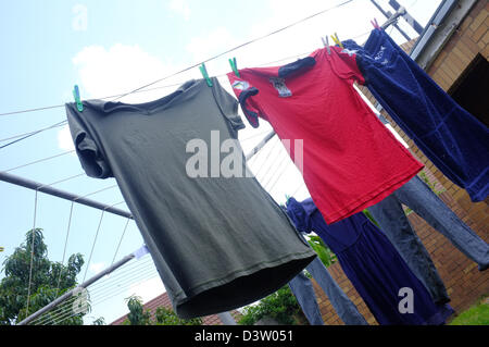 Klamotten an einer Wäscheleine trocknen in der Sonne. Stockfoto