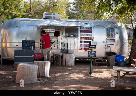 Imbisswagen in einen Airstream Wohnwagen verkauft eine Vielzahl von Lebensmitteln Stockfoto