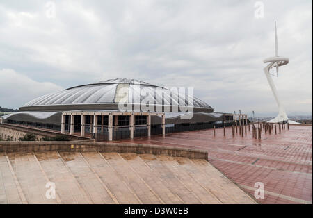 Palau Sant Jordi und Torre Telefónica in Montjuic, Barcelona Stockfoto