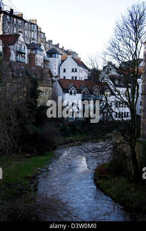 Das Wasser von Leith-Fluss fließt durch die Dean Village in Edinburgh, Schottland. Stockfoto