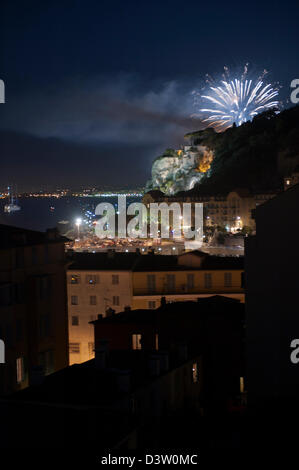 Feuerwerk über dem Hafen von Nizza zu Bastille-Tag feiern. Stockfoto