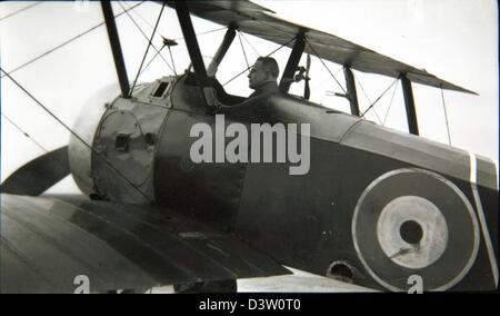 Dieses Foto aus der Adolphe Heri DuBois Special Collection zeigt wichtige Momente der Luftfahrtgeschichte, möglicherweise ein Flugzeug oder eine Veranstaltung, die mit der Sopwith Aviation Company in Verbindung steht, bekannt für ihre bedeutenden Beiträge im frühen 20. Jahrhundert. Stockfoto