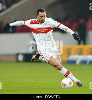 VfB Stuttgart Cristian Molinaro steuert den Ball während des Spiels VfB Stuttgart - 1.FC Nürnberg in der Mercedes-Benz Arena in Stuttgart, Deutschland, 23. Februar 2013. Foto: Bernd Weissbrod Stockfoto