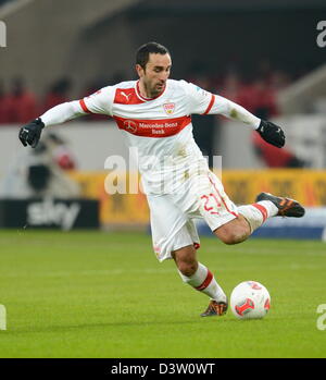 VfB Stuttgart Cristian Molinaro steuert den Ball während des Spiels VfB Stuttgart - 1.FC Nürnberg in der Mercedes-Benz Arena in Stuttgart, Deutschland, 23. Februar 2013. Foto: Bernd Weissbrod Stockfoto