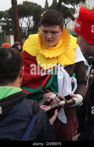 Rom, Italien. 23. Februar 2013.  Rugby-Fans vor dem Olympiastadion Rom für die sechs Nationen Spiel Italien gegen Wales. Bildnachweis: Gari Wyn Williams / Alamy Live News Stockfoto