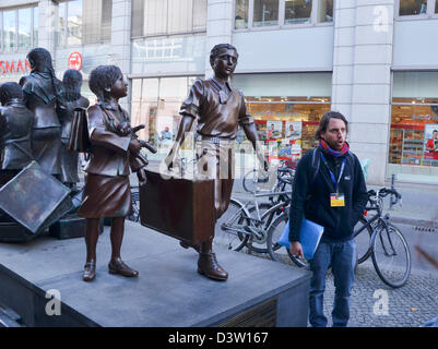 Züge zum Leben, Züge nach Tod Statue von Frank Meisler 2008 außerhalb Friedrichstraße Bahnhof, Berlin, Deutschland Stockfoto